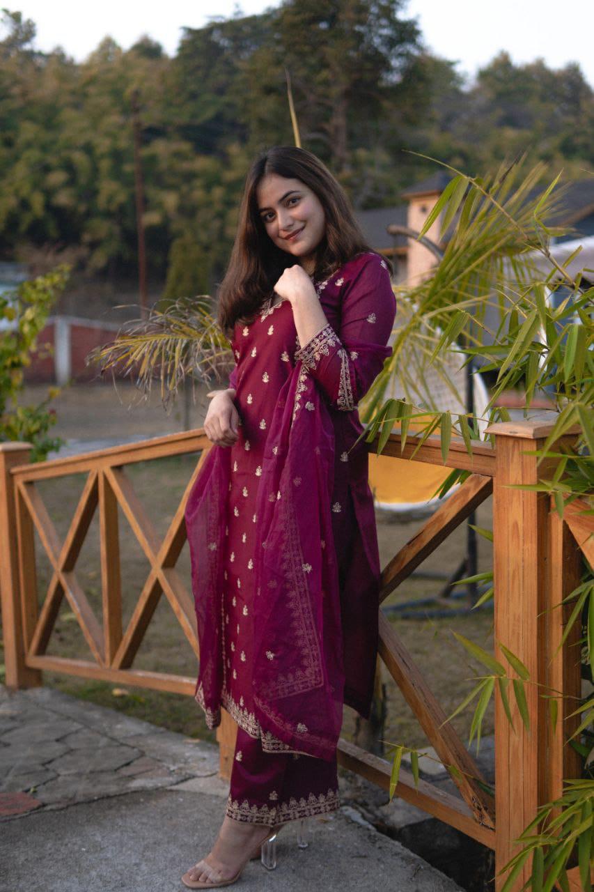 Chanderi Silk Kurta Set with Embroidery & Organza Dupatta