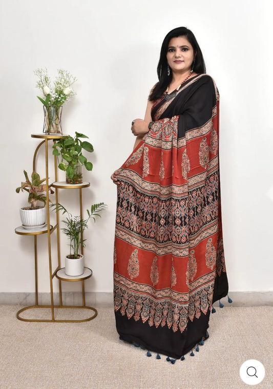 Elegant Printed Saree with Tassel Detailing for Parties