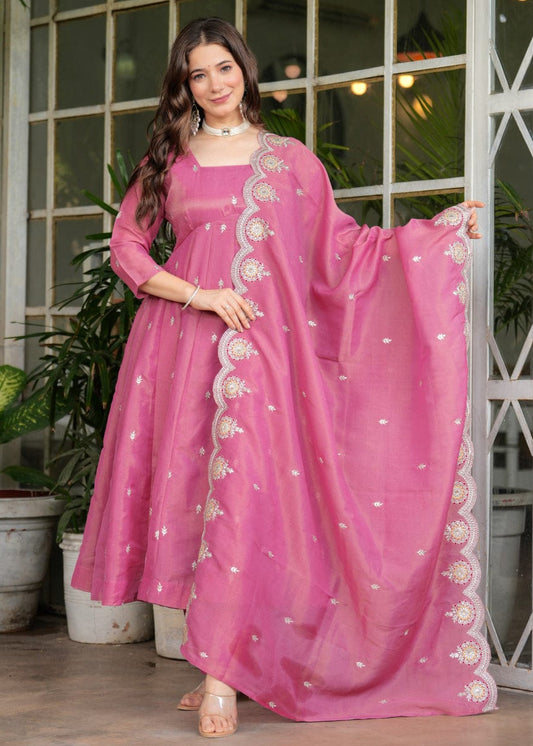Graceful Anarkali Set with Embroidered Dupatta Detail