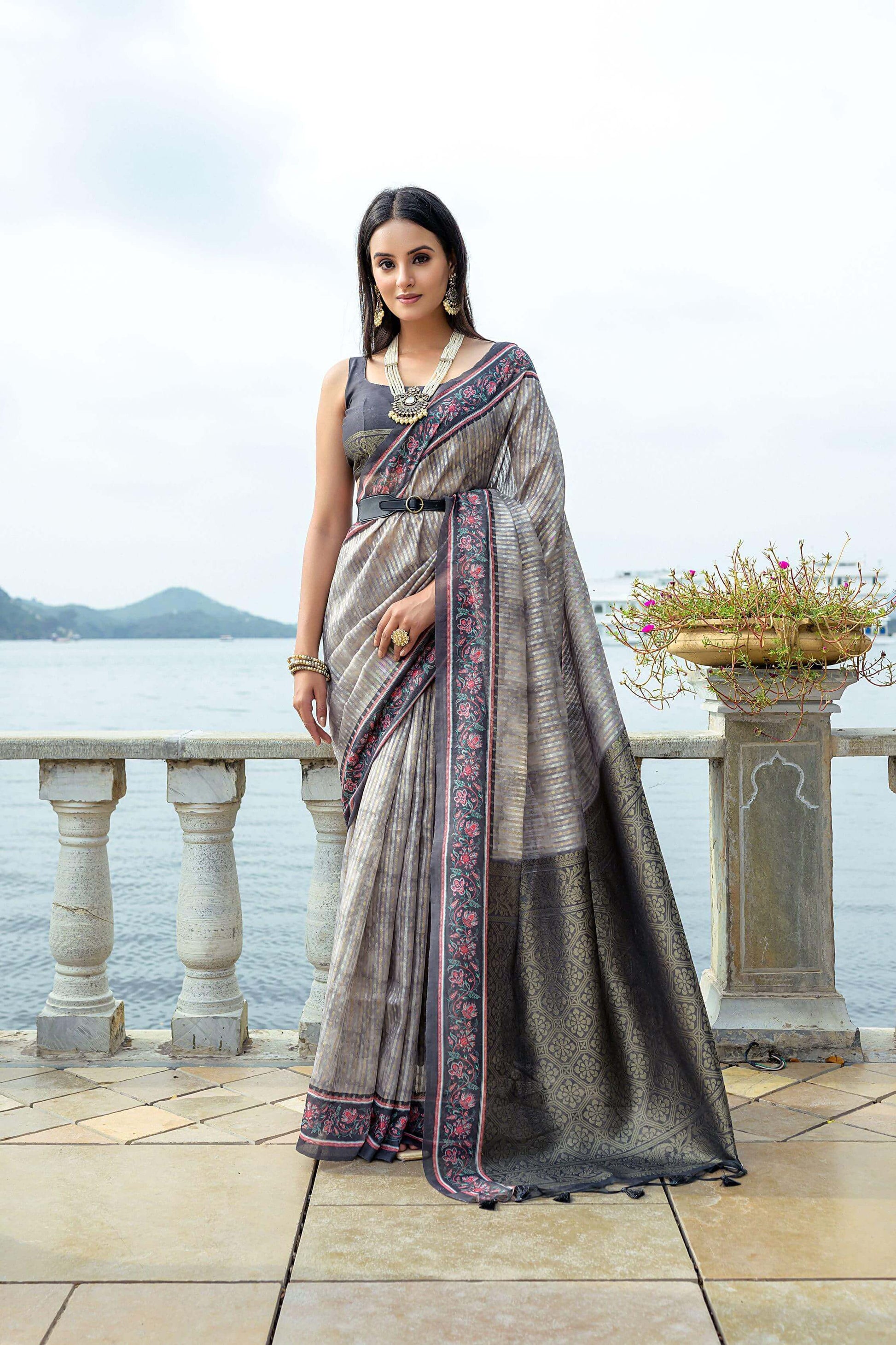 Soft Silk Saree with Zari Weaving Pattern for Women